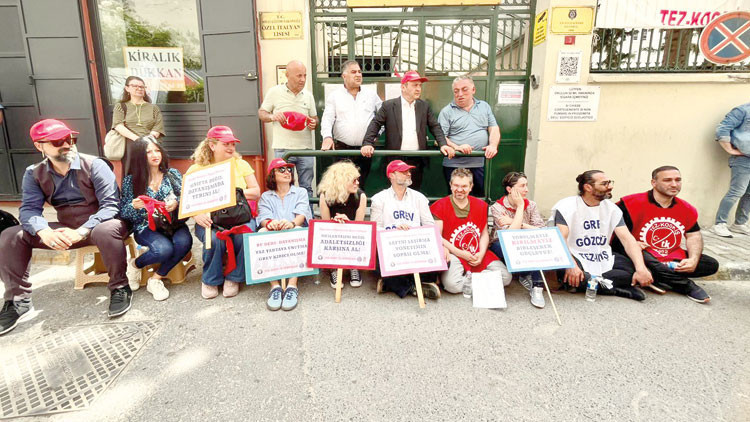 İtalyan Lisesi’nde mutlu son... 123 günlük grev bitti, dersler başlıyor İtalyan Lisesi’nde mutlu son... 123 günlük grev bitti, dersler başlıyor
