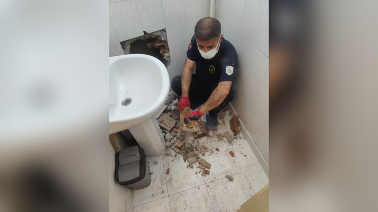 İki bina arasında sıkışan kedi kurtarıldı