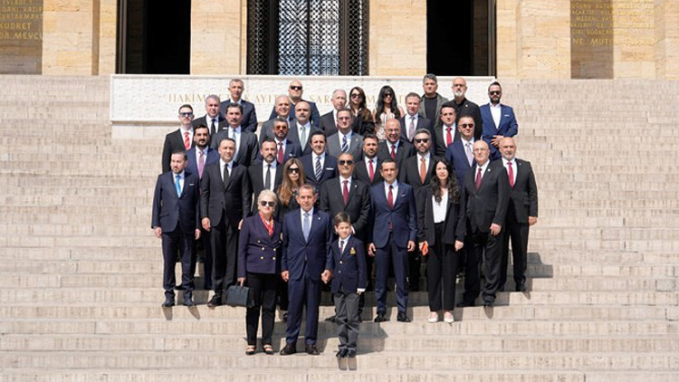 Galatasaray Başkanı Dursun Özbek, Anıtkabir’i ziyaret etti