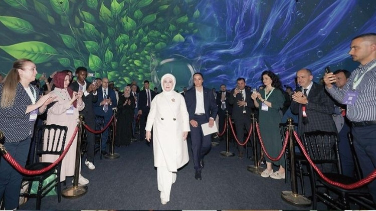 Emine Erdoğan: ‘Kullan-at anlayışı değerleri tüketiyor’