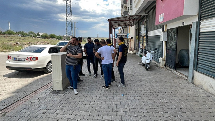 Şanlıurfada korkunç olay Eşi ve kızını tabancayla vurarak ağır yaraladı Şanlıurfada korkunç olay Eşi ve kızını tabancayla vurarak ağır yaraladı