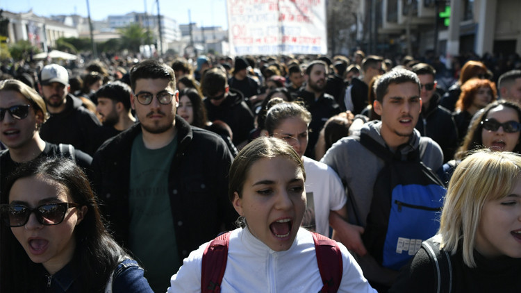 Yunanlar Arnavutluktaki turizm projesine karşı sokağa çıktı