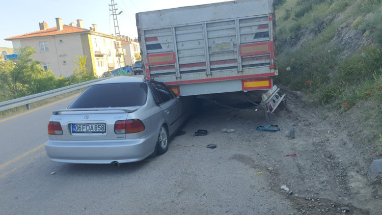 Otomobil, park halindeki TIRa çarptı: 4 yaralı