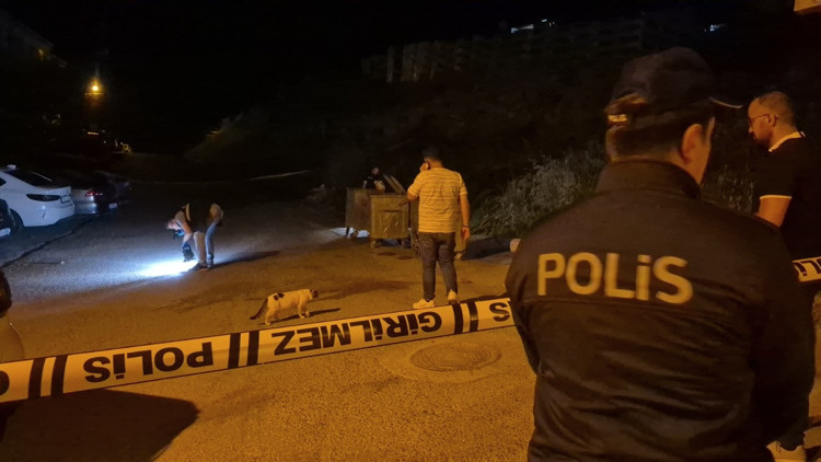 Motosikletle yaklaştığı kişiye ateş etti, mermiler bina ve otomobile isabet etti