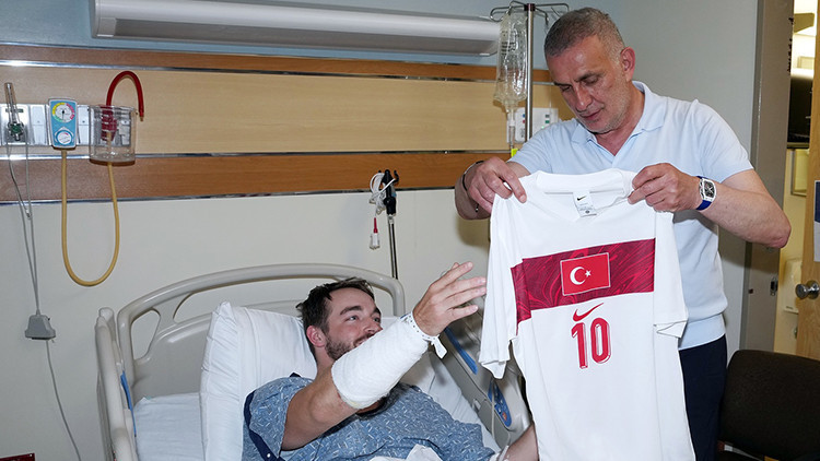 A Milli Takıma eşlik ederken kaza geçiren polise TFF Başkanı İbrahim Hacıosmanoğlundan ziyaret