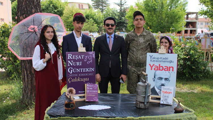 Liseli Roman Kahramanları sahnede