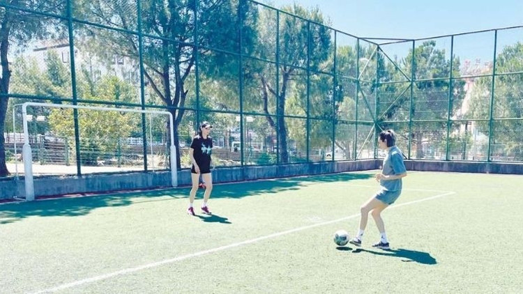 Eski milli futbolcu kız kardeşler öğrencileriyle yeşil sahada… Eski milli futbolcu kız kardeşler öğrencileriyle yeşil sahada…