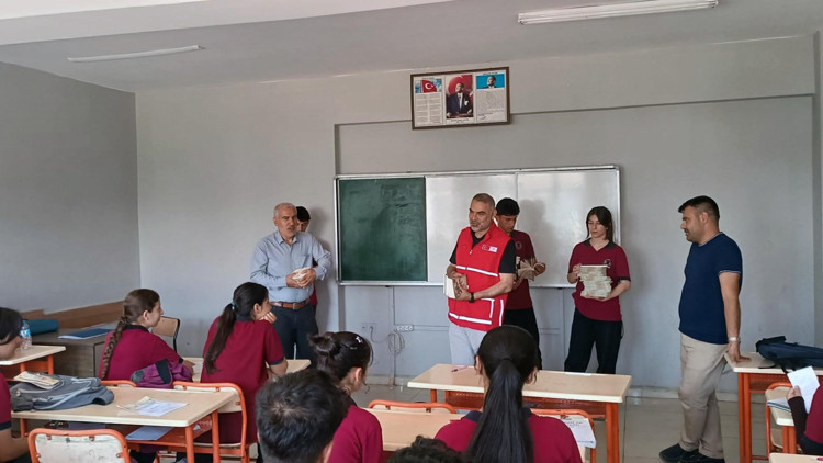 Derikte 5 okulda bin 500 öğrenciye kitap desteği