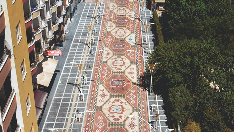 Mardinde 220 metre uzunluğundaki halı motifli cadde ilgi görüyor