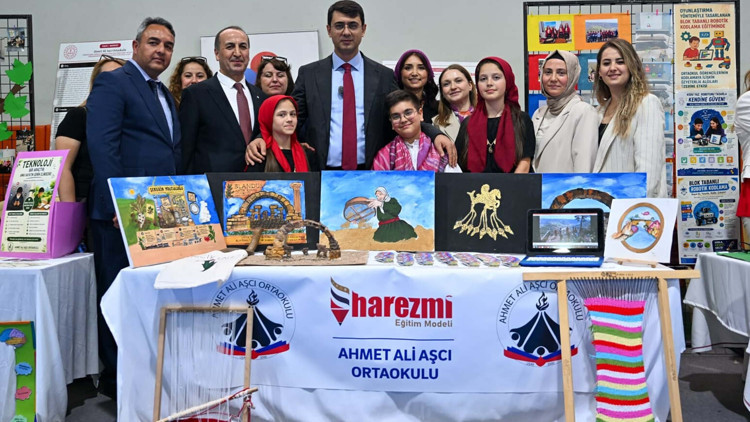 Uşak Valisi Kartal, yıl sonu şenliğine katıldı