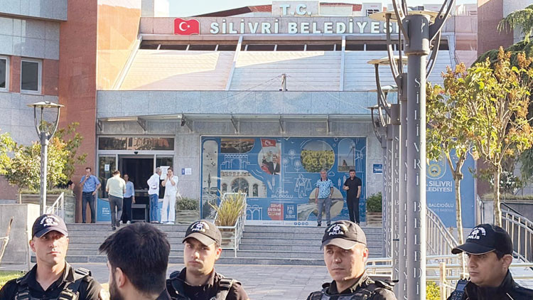 Silivri Belediyesi’ne operasyon: 17 gözaltı