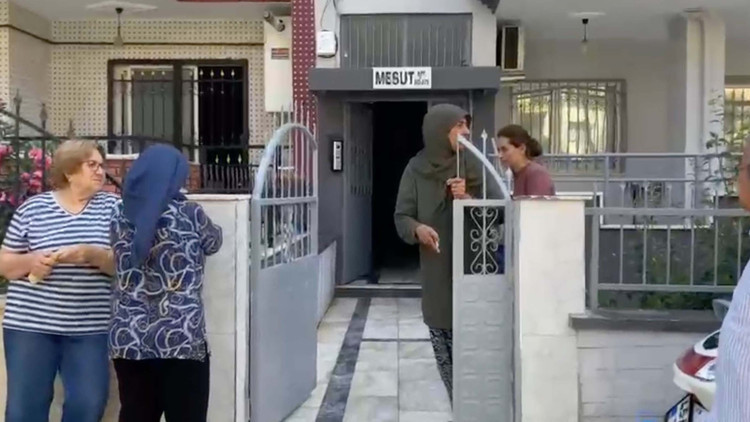 Tartıştığı boşanma aşamasındaki eşini öldürdü, kızını yaraladı Tartıştığı boşanma aşamasındaki eşini öldürdü, kızını yaraladı