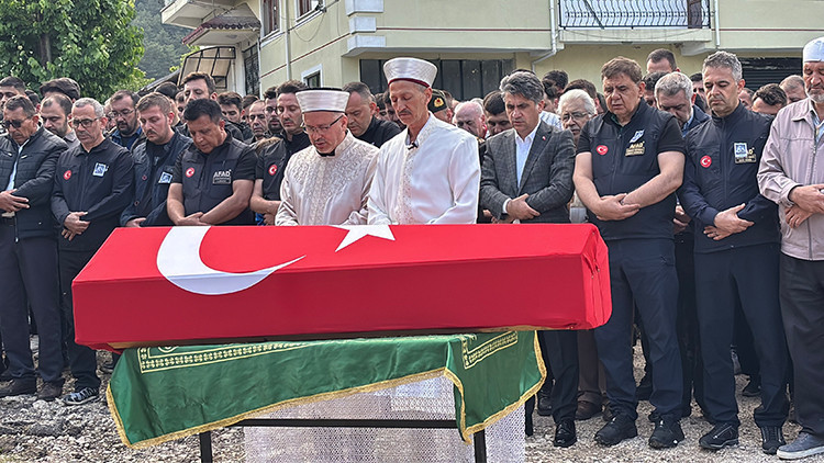 AFAD personeline acı veda Cenaze namazını babası kıldırdı