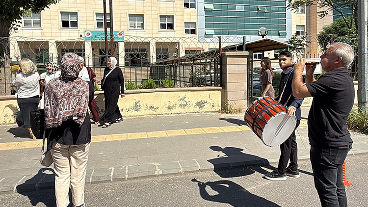 Diyarbakır | Davası sonuçlanan kadın davul zurna çaldırıp ailesiyle halay çekti Diyarbakır | Davası sonuçlanan kadın davul zurna çaldırıp ailesiyle halay çekti