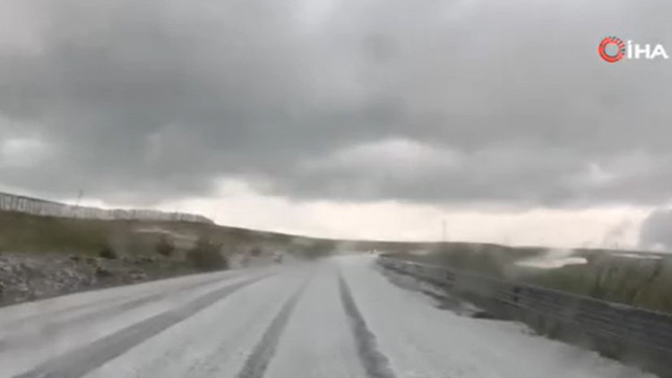 Karayolu beyaza büründü Karayolu beyaza büründü
