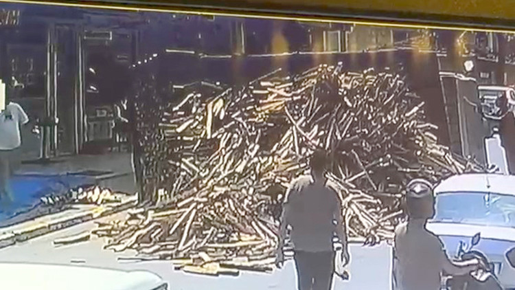 İstanbul’da odun yüklü kamyonun devrildiği anlar kamerada İstanbul’da odun yüklü kamyonun devrildiği anlar kamerada