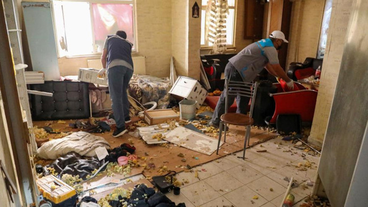 Diyarbakır’da apartman sakinleri şikayet etti Bir evden 3 kamyon çöp çıkartıldı Diyarbakır’da apartman sakinleri şikayet etti Bir evden 3 kamyon çöp çıkartıldı