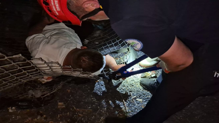 Alkollü çıktığı tel örgü devrilince bileği sıkıştı