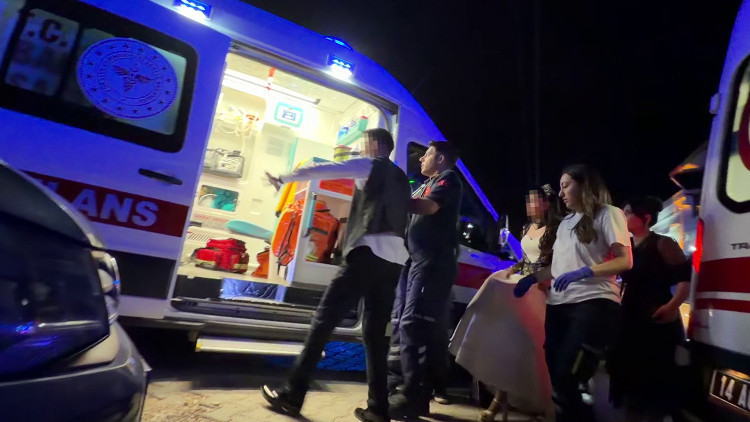 Düğünde kavga Damat dahil 3 kişi yaralandı Düğünde kavga Damat dahil 3 kişi yaralandı