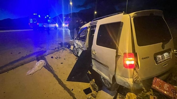 Kayseri’de feci kaza…. Ticari araç ile otomobil çarpıştı: 1 ölü, 6 yaralı