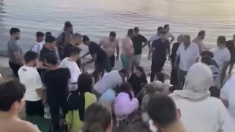 Beykoz’da korku dolu anlar... Boğulma tehlikesi geçiren kişi hastaneye kaldırıldı Beykoz’da korku dolu anlar... Boğulma tehlikesi geçiren kişi hastaneye kaldırıldı