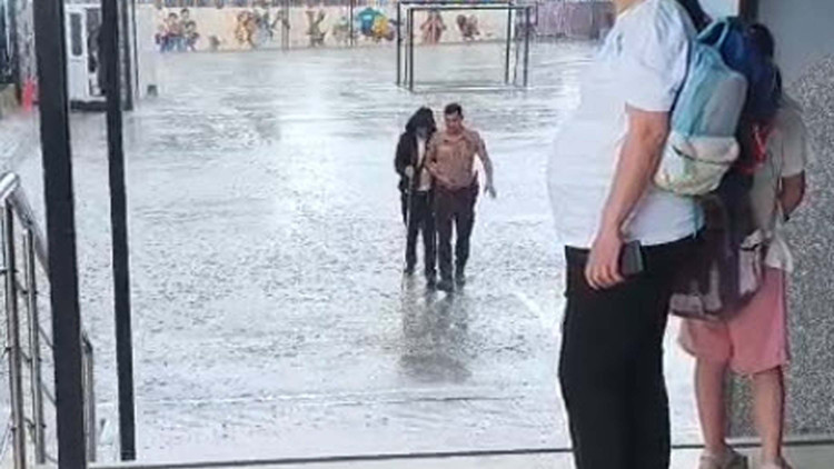 Görme engelli öğretmene yardım eden bekçi teşekkür belgesi ile ödüllendirildi