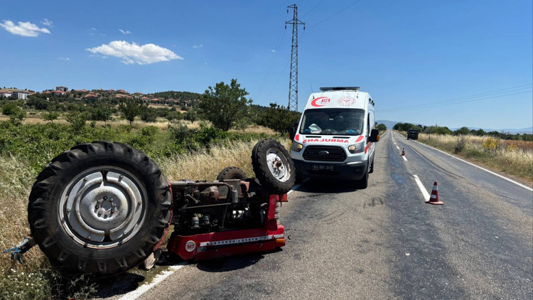 Uşakta kamyonun çarpması sonucu devrilen traktörün sürücüsü yaralandı