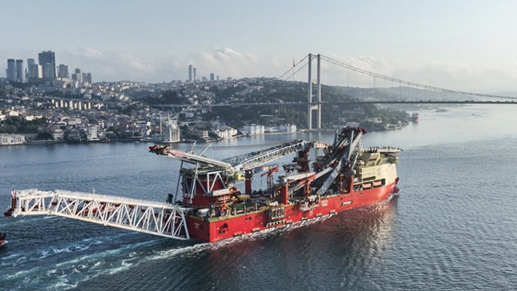 JSD6000 İstanbul Boğazından geçti