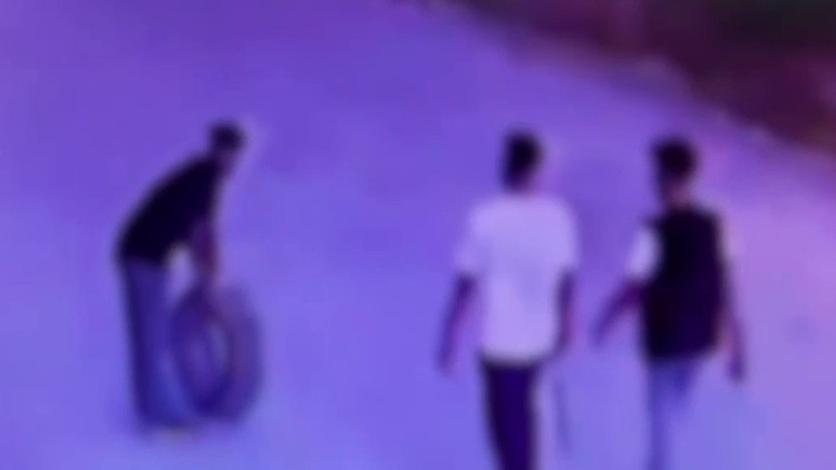 Hatayda lastiği patlayan şüpheliler park halindeki aracın yedek lastiğini çaldı Hatayda lastiği patlayan şüpheliler park halindeki aracın yedek lastiğini çaldı