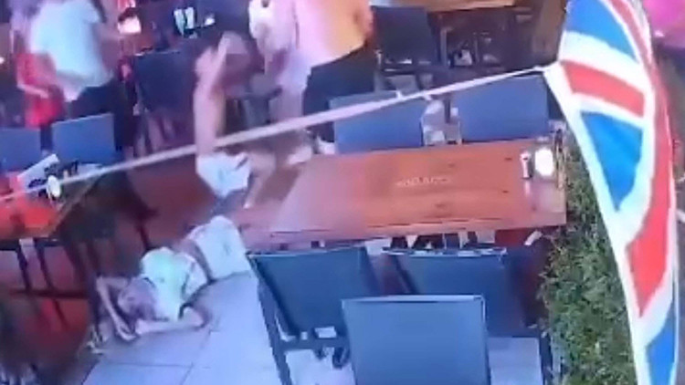 Muğla’da kavga anı kamerada İngiliz çift restoranda birbirine girdi