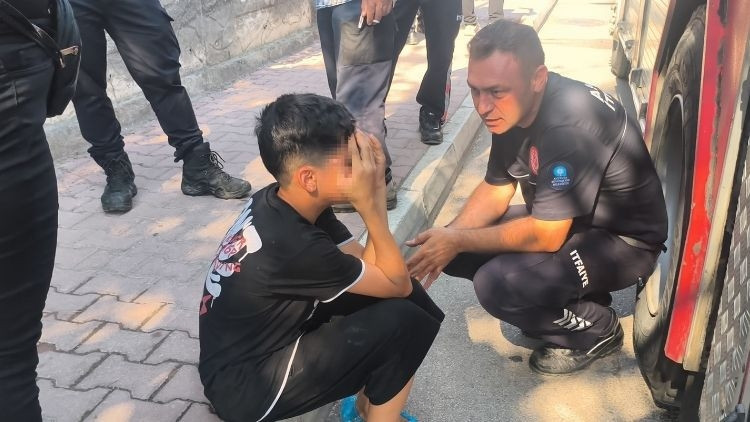 Çakmakla oynarken evi yaktı… Büyük korku yaşayan çocuk gözyaşlarına boğuldu
