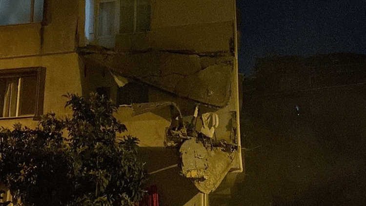 Küçükçekmecede panik anları 5 katlı apartman boşaltıldı Küçükçekmecede panik anları 5 katlı apartman boşaltıldı