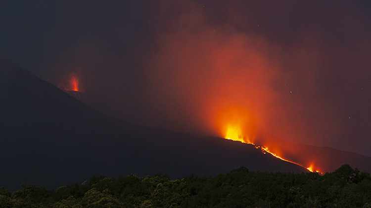 Etna Yanardağı hareketlendi: Uçuşlar durduruldu Gökyüzü kül bulutuyla kaplandı