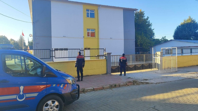 Uşakta jandarmadan okul önlerinde 19 bin 87 kişiye kimlik sorgulaması