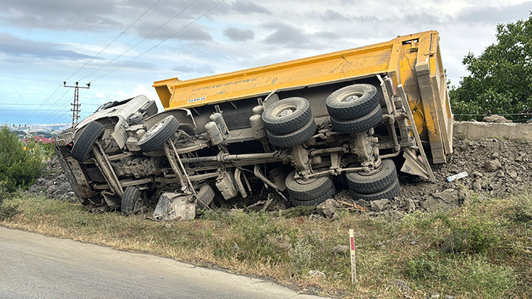 Samsun’da freni boşalıp devrilen hafriyat kamyonun şoförü öldü: Yakınları feryat etti