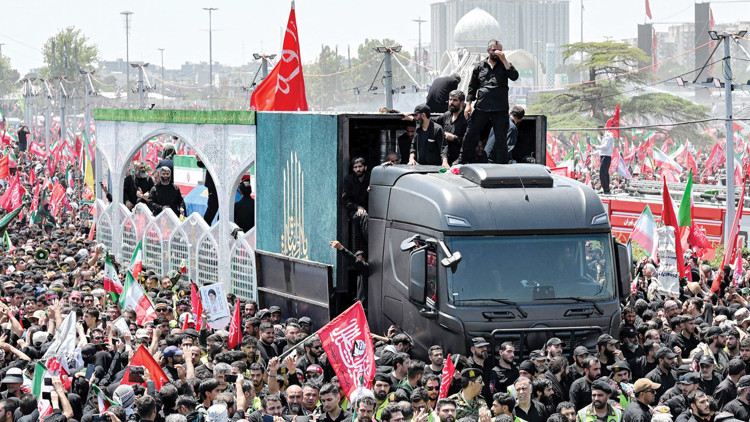 Hamaney Şah’ı devirdiği yerden uğurlandı