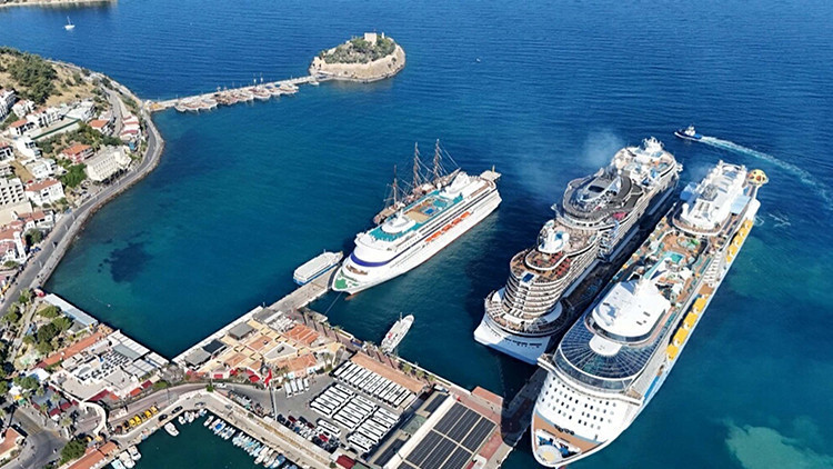 Kruvaziyer gemiler Kuşadasını ziyaret etti: 9 Bin 300 turist ağırlandı