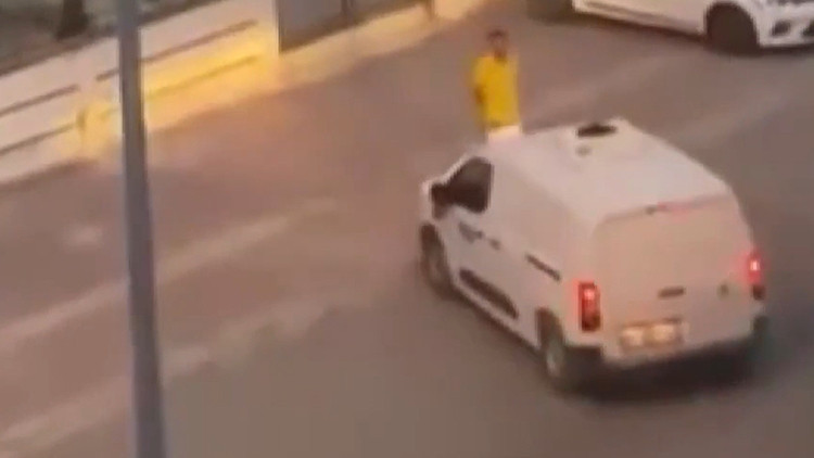 Antalyada tartıştığı kişinin üzerine otomobilini sürdü: Apartman kapısına sıkışan şahıs ağır yaralandı