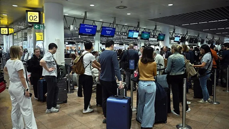Pasaport damgası kalktı ama çile başladı Avrupa’da uzun kuyruklar