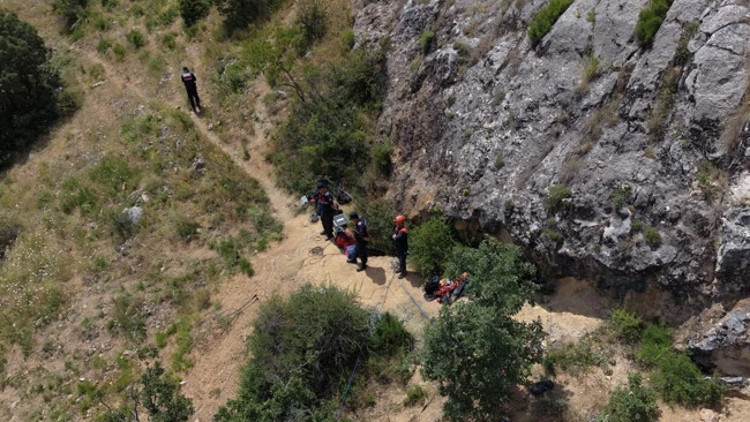 Çorumda kayalık alandaki mağarada sıkışmıştı: Cenazesine ulaşıldı