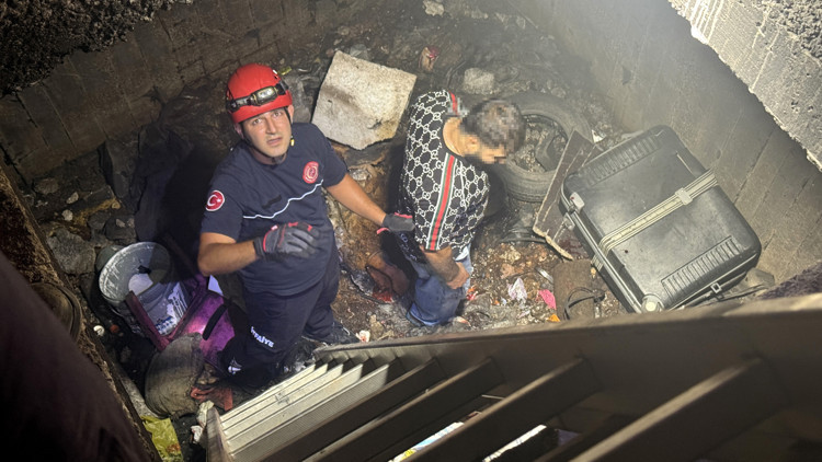 İnşaat halindeki binada çukura düştü, itfaiye kurtardı