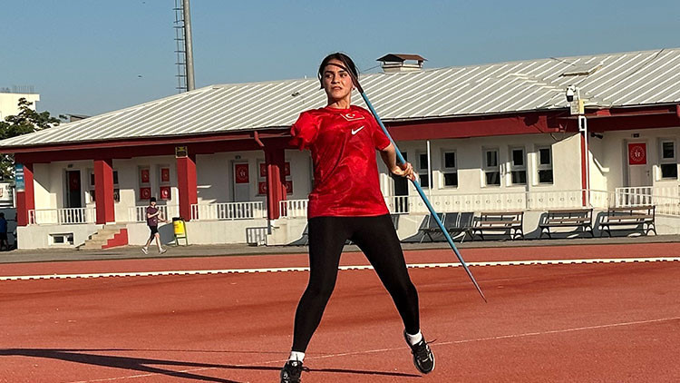 Enkazda ailesini ve kolunu kaybeden Meryem, 3 farklı branşta Türkiye şampiyonu oldu Enkazda ailesini ve kolunu kaybeden Meryem, 3 farklı branşta Türkiye şampiyonu oldu