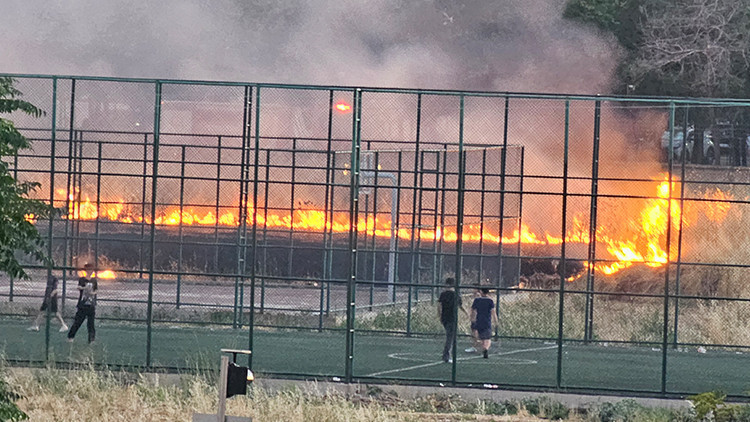 Diyarbakır’da ilginç görüntü Yangına rağmen futbol oynamaya devam ettiler Diyarbakır’da ilginç görüntü Yangına rağmen futbol oynamaya devam ettiler