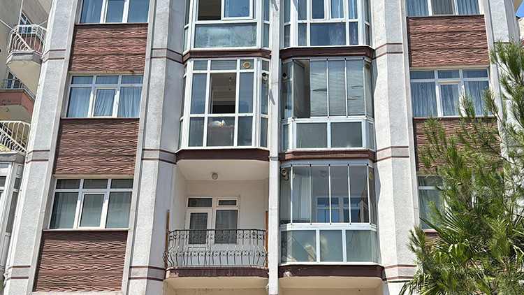 Ablasının cansız bedeniyle 1 hafta aynı evde yaşadı Kokular üzerine girilen dairede feci manzara