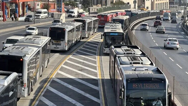 İstanbullular dikkat Metrobüs seferlerinde 15 Temmuz düzenlemesi İstanbullular dikkat Metrobüs seferlerinde 15 Temmuz düzenlemesi