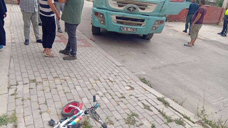 Bisikletiyle dolaşırken hafriyat kamyonunun çarptığı 6 yaşındaki Abdurrahman ağır yaralandı