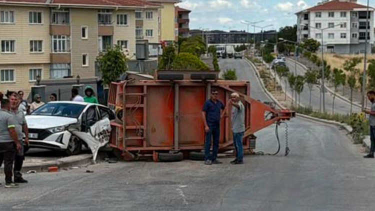 Kamyondan kopan 2,7 tonluk silindir yüklü römork, araca çarptı: 2 yaralı