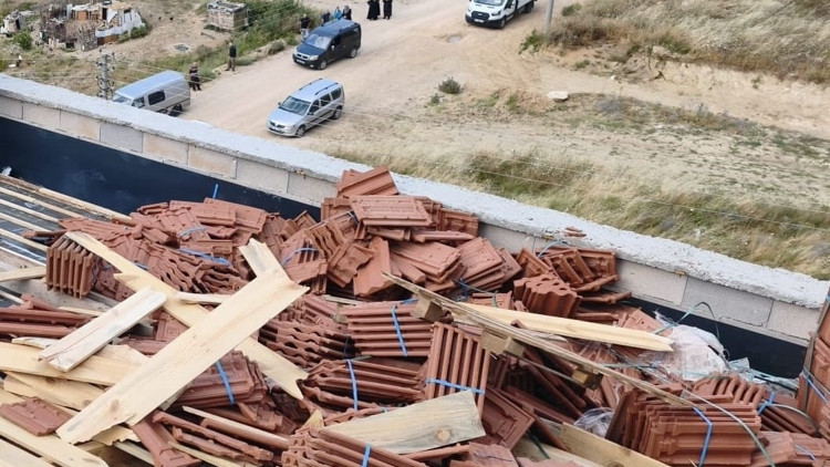 Bursada çatıda devrilen kiremitlerin altında kalan 2 işçi yaralandı
