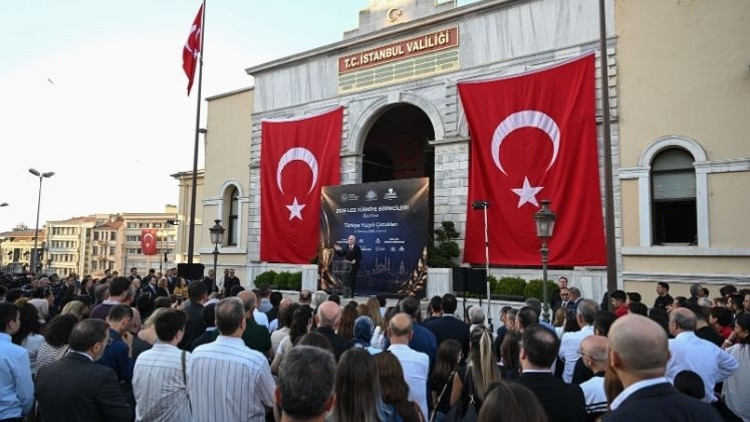 İstanbul Valiliğinden LGSde Türkiye birincisi olan öğrencilere burs