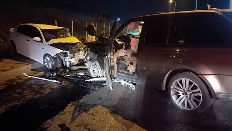 Ters yönden gelen otomobil, 2 araca çarptı: 2si ağır 5 yaralı